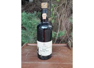 VINTAGE 1974 TAYLOR's PORT BOTTLE. HAS BEEN STORED CORRECTLY