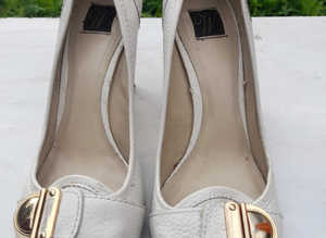 Ladies Size 6 White Heeled Shoes