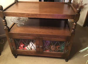 Old Charm oak trolley with leaded doors beneath 2 shelves