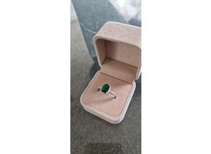 Ladies 925 Sterling silver ring green Stone.