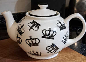 Siloette crowns tea pot
