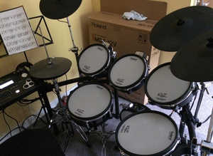 ROLAND TD30KSE Kustom KDA200 Electronic Drum Amplifier 200 Watt