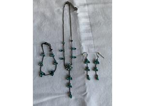 Matching Turquoise Necklace, Earrings & Bracelet set
