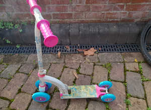 Toddlers 4 Wheeled Scooter