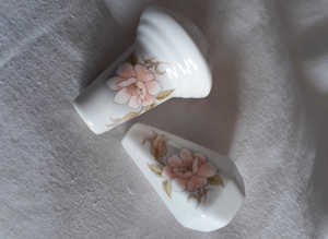 2 ceramic floral. ceramic light pulls.