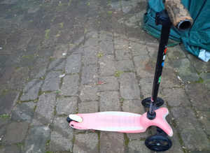 Toddlers 3 Wheeled Scooter