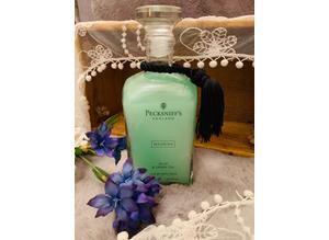 Pecksniff's Nourish Luxury Bath Soak 700 mls.  "Aloe Vera and Green Tea"
