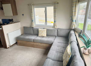 **Cheap caravan perfect for subletting sleeps 6**