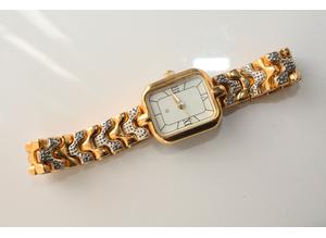 Ladies Quartz Watch with gold coloured Bracelet with new battery.