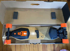 Boosted Board V2 Dual+ Plus Longboard SKateboard Turns on and runs.Standard Range Battery for V2
