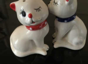 Kissing cats salt and pepper pots