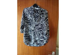 Dorathy Perkins black and white blouse size 12