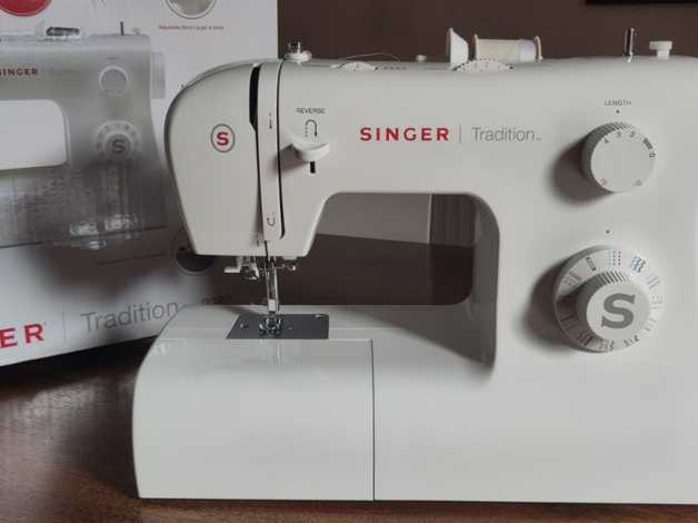 Sewing Machine Singer Tradition 2282 -- Excellent Condition