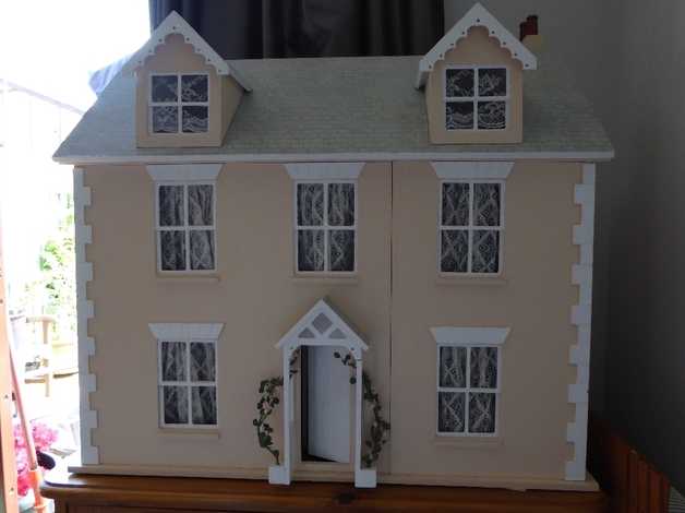 Willow Cottage Dolls House 1 12th Scale In Very Good Condition In