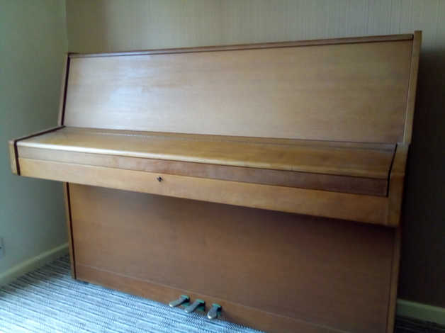 Bachmann deals upright piano